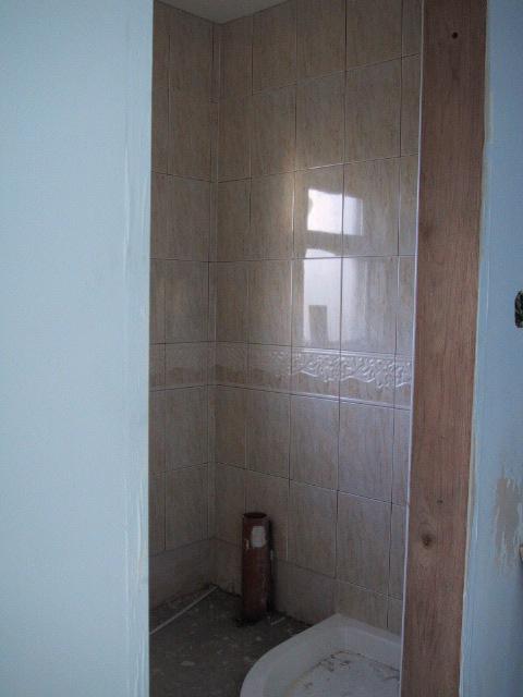 Looking into the en suite.  shower tray is in the lower right.