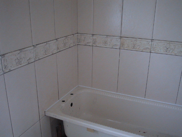 Back from berlin, more is done on the bathroom and floors...