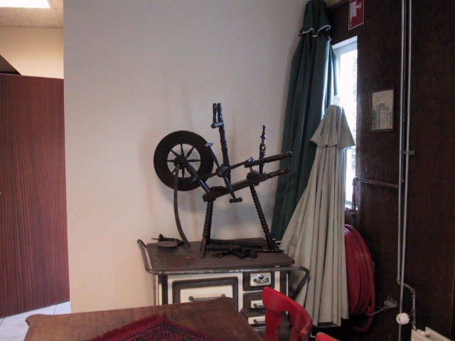 Unfortunately it turns out the spinning wheel was broken.  always a bummer when you can't spin some yarn on your holiday.